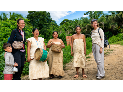 Turistas visitando comunidad nativa
