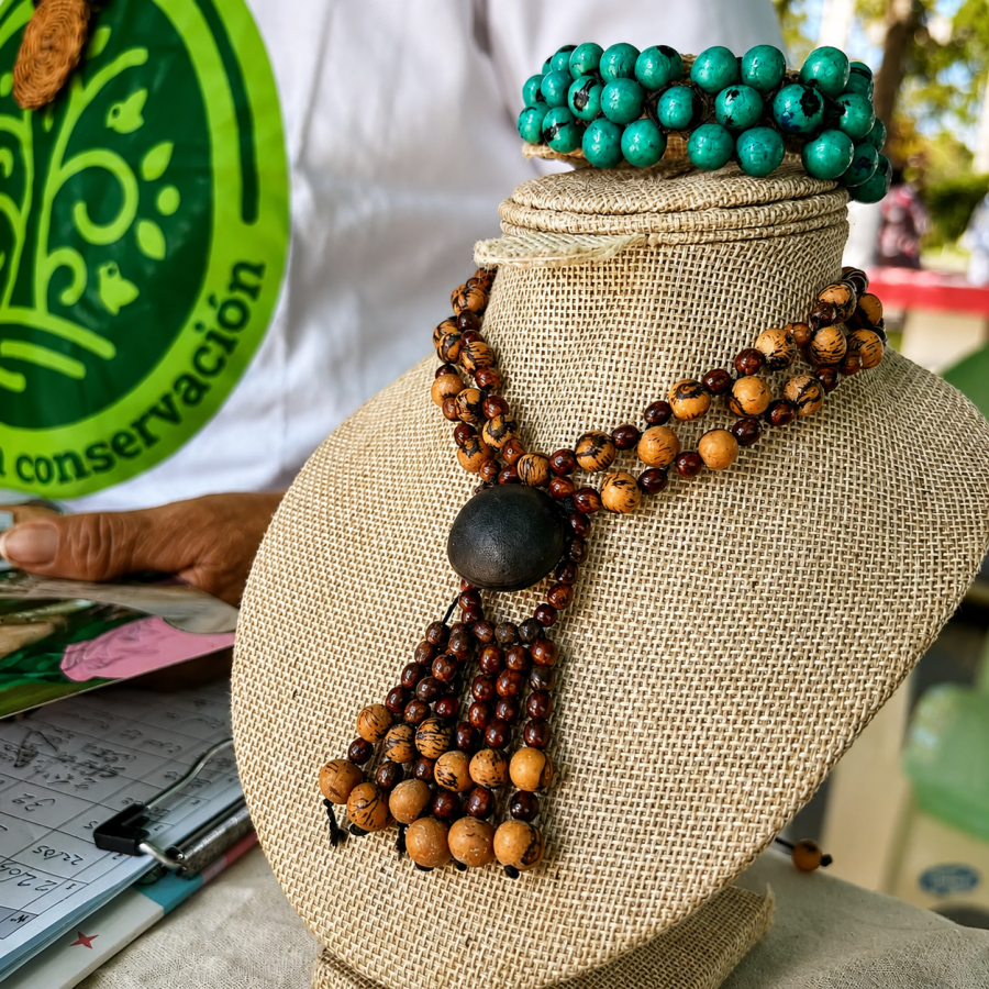 Collar Artesanal de Semillas Amarillas y Semilla Negra