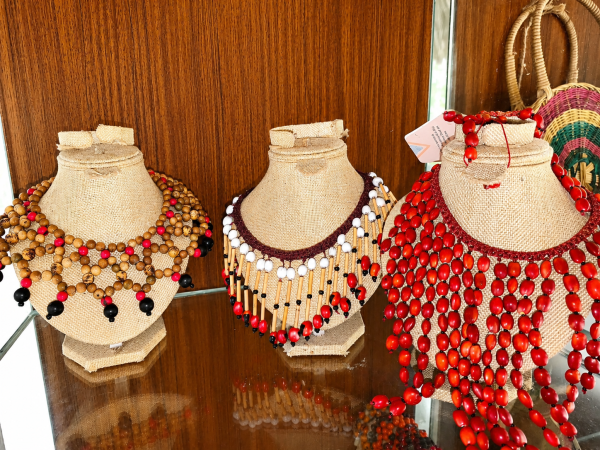 Collar Artesanal Amazónico de Semillas