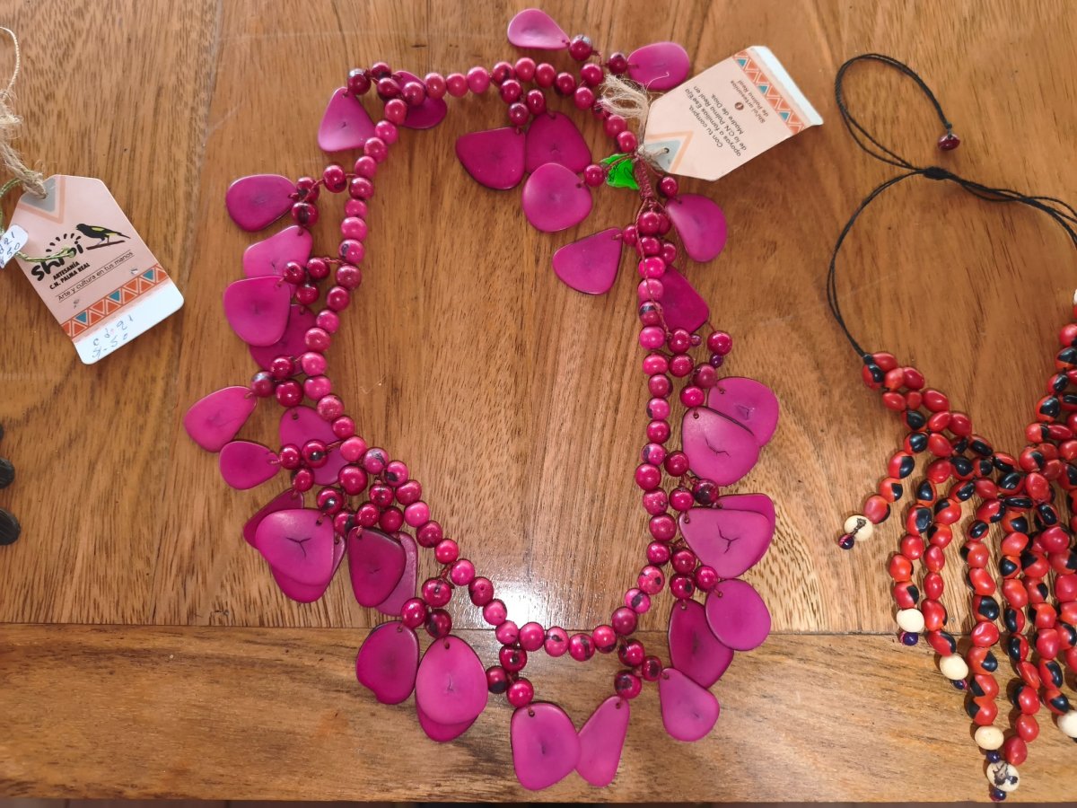 Collar Artesanal Amazónico de Semillas Rosadas.